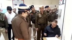 DGP reached Cyber ​​Crime Police Station East साइबर ठगी में लापरवाही बरतने पर बैंक को ही करनी होगी नुकसान की भरपाई डिजिटल अरेस्ट पीड़ित बनकर साइबर अपराध थाना पूर्व में पहुंचे डीजीपी