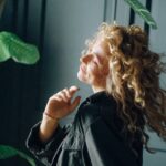 A woman dances joyfully indoors beside a tall banana plant, expressing happiness and freedom. केले का पेड़, पथरी का घरेलू इलाज, किडनी स्टोन उपचार, आयुर्वेद नुस्खा, स्वास्थ्य टिप्स, Banana Tree Remedy, Kidney Stone Cure, Home Remedies Hindi, Natural Treatment, Health Facts Hindi, Ayurvedic Tips,