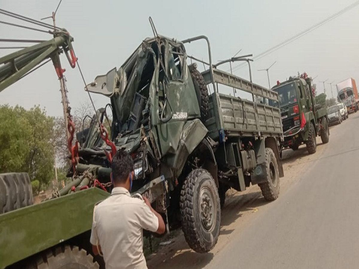 सैन्य वाहनों की टक्कर से एक जवान की मौत, दो घायल military vehicle collision