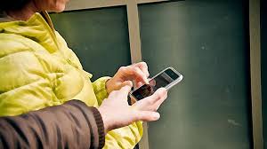 बदमाशों ने युवक से मोबाइल छीना Miscreants snatched mobile phone from youth