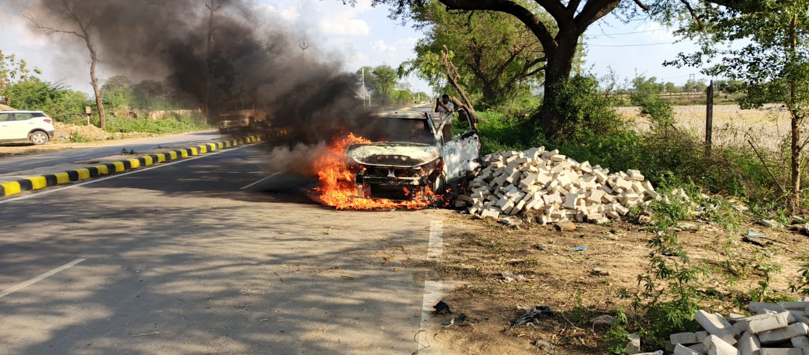  Electric Car: ब्राह्मणवास के पास इलेक्ट्रिक कार में लगी आग